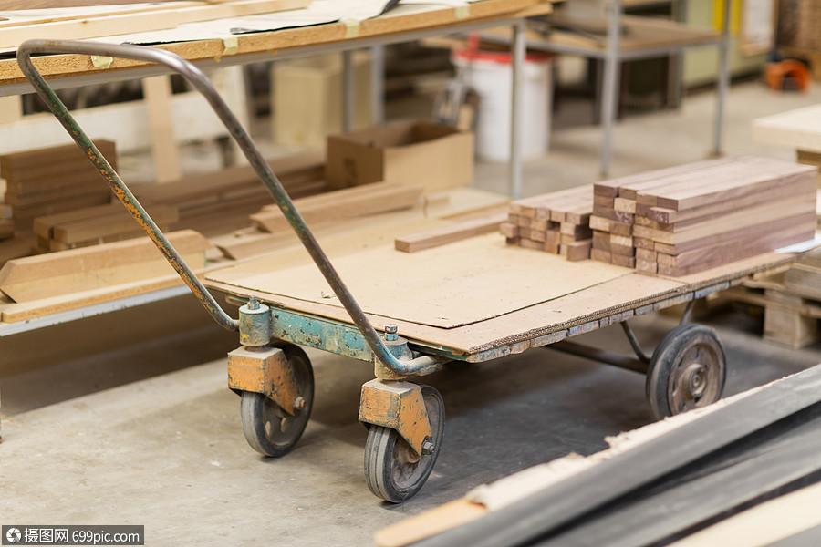 生产制造木工行业家具厂车间旧装载机上的板家具厂车间装载机上的木板